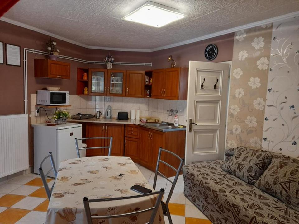 Gyoengyvirag Apartment Romhany Luaran gambar